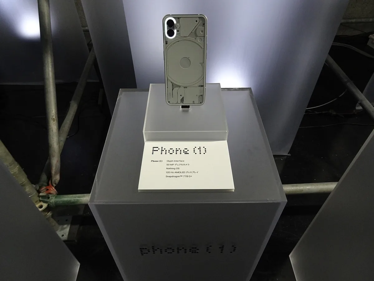 背面藏块点阵屏：Nothing Phone 4a Pro评测，中端机也能有趣