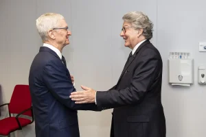 反超英伟达!苹果市值逼近5万亿美元,库克交棒在即 反超英伟达!苹果市值逼近5万亿美元,库克交棒在即