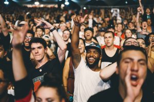 出道首冠!格蕾西新专辑空降公告牌榜单 concert_crowd_header