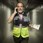 雨果·维文新剧来了！Netflix 全球拿下这部机场题材神作