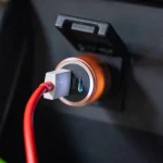 插着车上的USB口，手机还在掉电