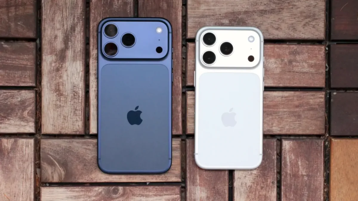 iPhone 17 与 iPhone 17 Pro Max 并排对比