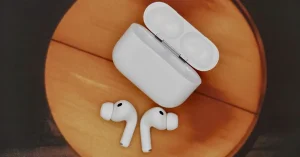 AirPods 5 下周发布,摄像头版推迟到 2027 年 764af349662eef9dd4db893e9a81a769_header